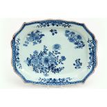 18th Cent. Chinese serving dish in porcelain with a blue-white flowers decor || Achttiende eeuwse