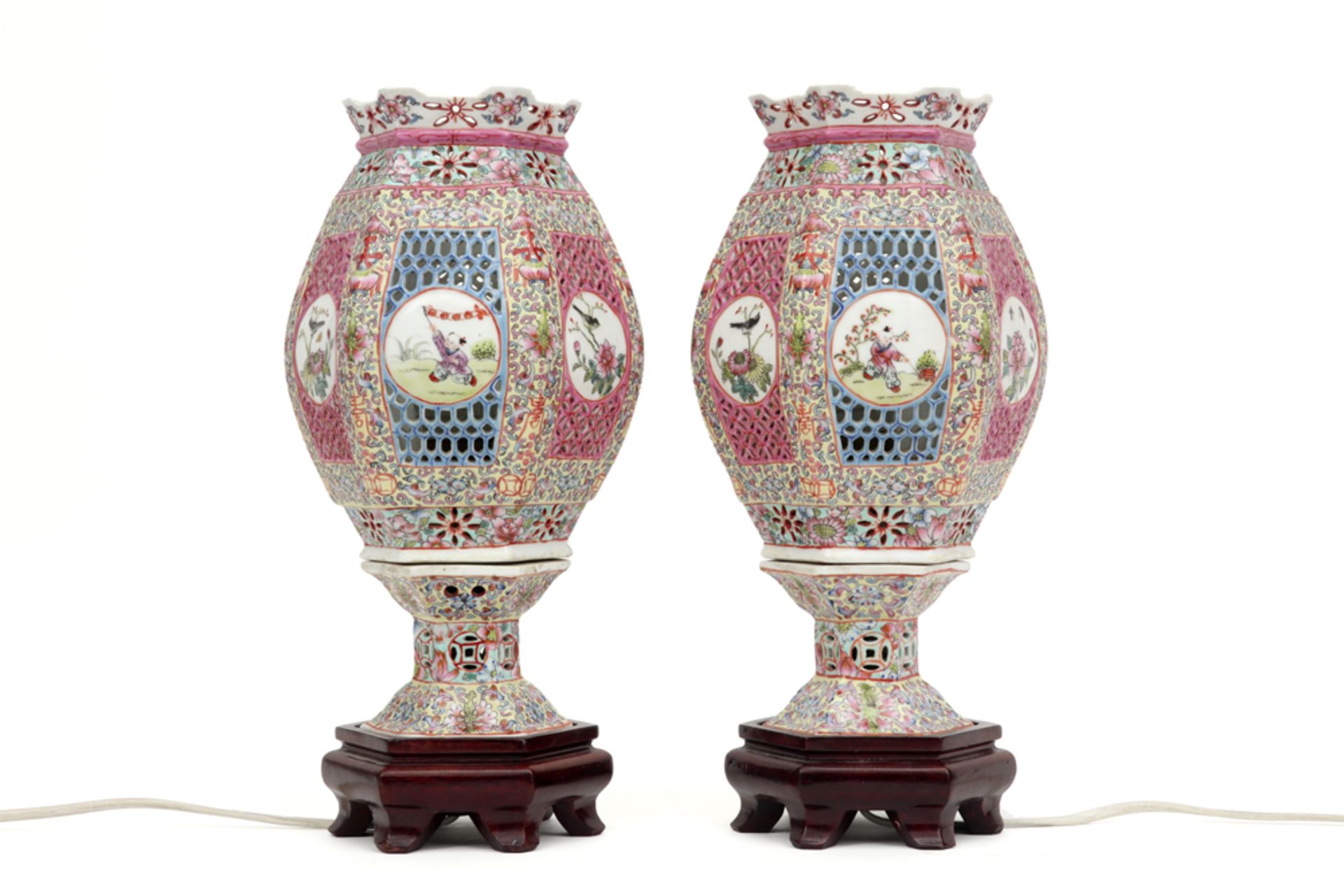 pair of nice 'antique' Chinese lamps with fine ajour shades in porcelain with 'Famille Rose' - Image 2 of 4