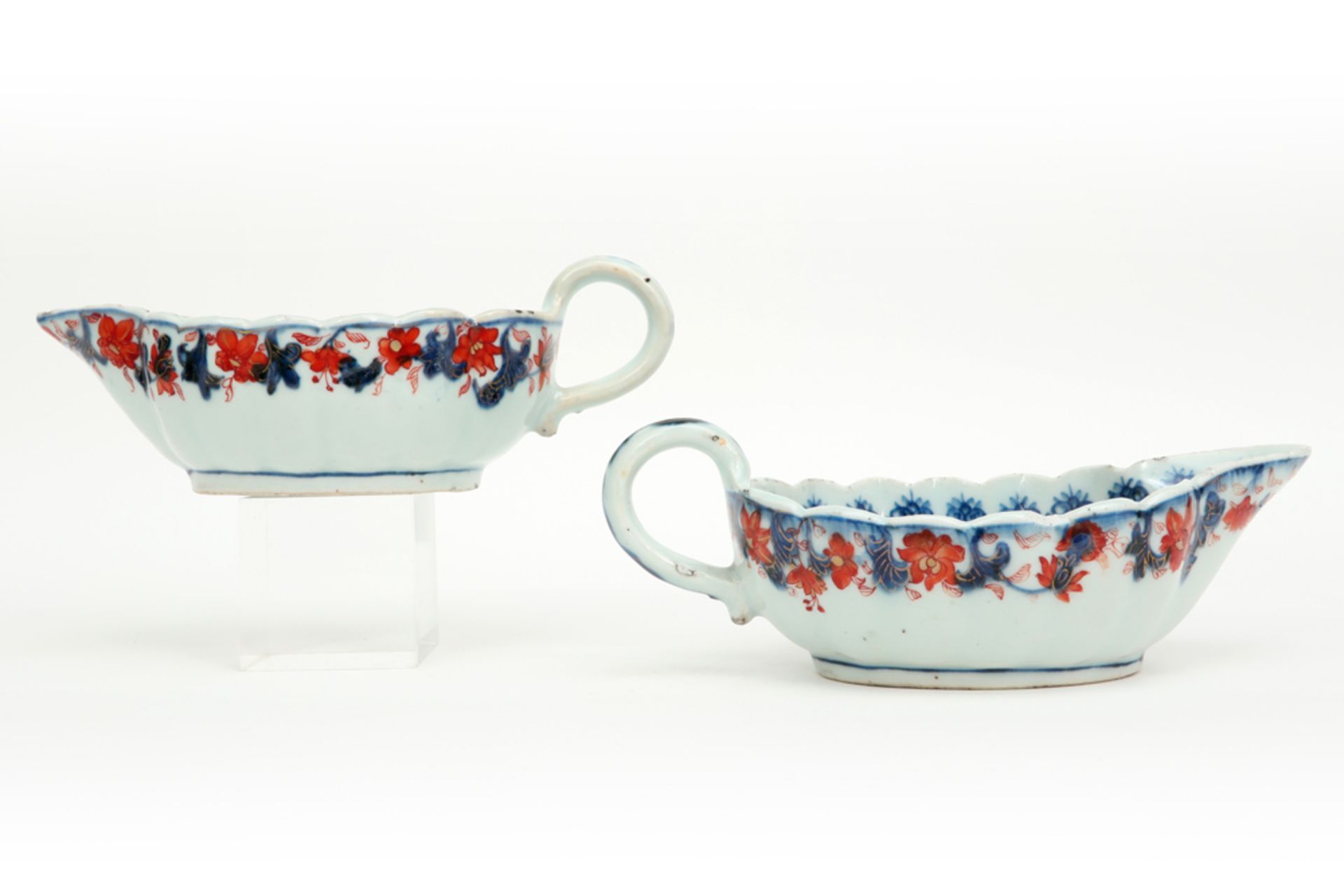 pair of 18th Cent. Chinese sauce boats with their saucers in porcelain with an Imari decor || Paar - Image 3 of 3