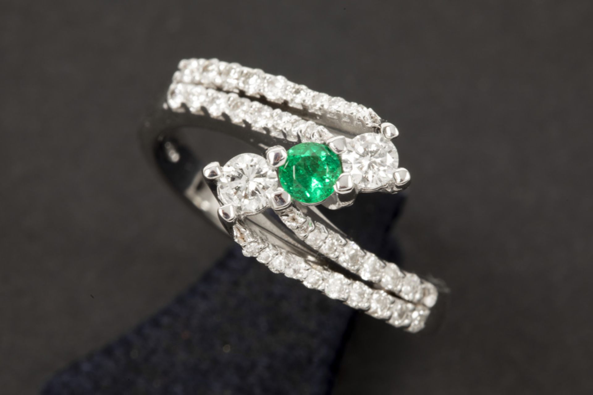 ring in white gold (18 carat) with a ca 0,15 carat Colombian emerald and ca 0,45 carat brilliant cut