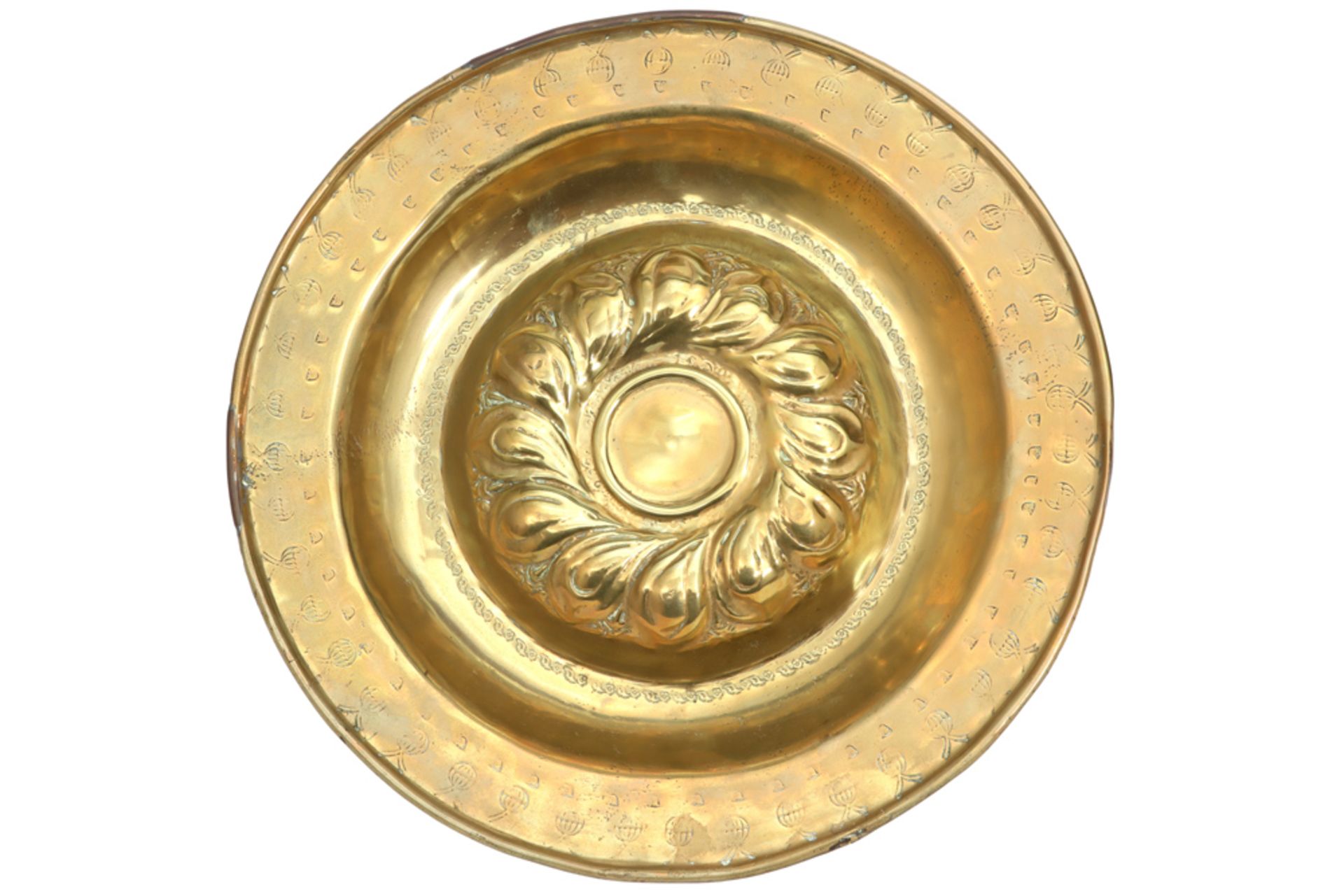 16th Cent. brass Nüremberg baptism basin in brass with typcical embossed decor || Zestiende eeuwse