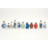 eleven antique and old opium flasks, nine in porcelain, two in stone || Lot van elf antieke en