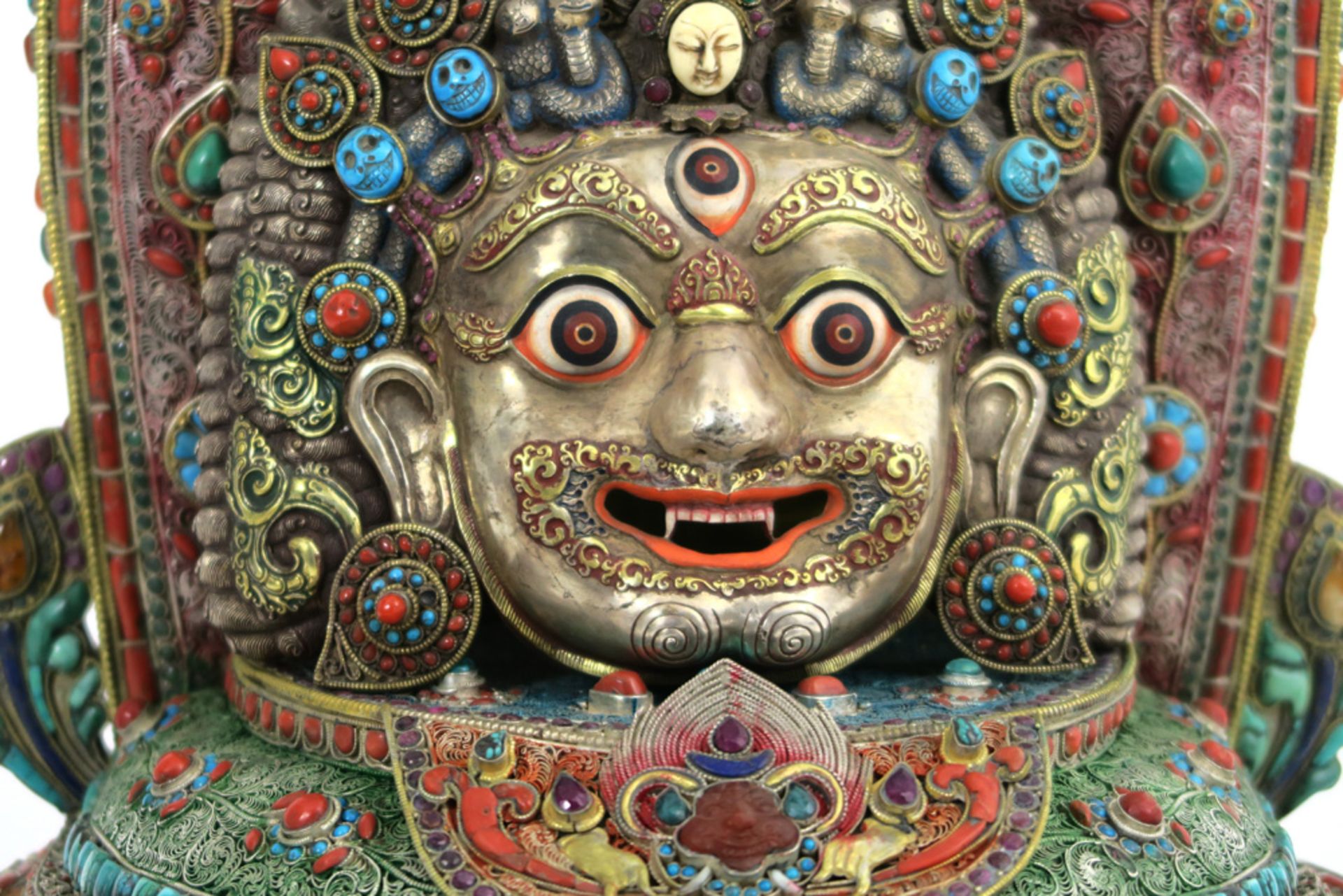 very nice Nepalo-Tibetan temple sculpture with a "Bhairava" mask in silver, adorned with filigrees - Image 3 of 4