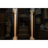pair of antique pillars in painted oak, each with a 17th/18th Cent. sculpted capital || Paar antieke