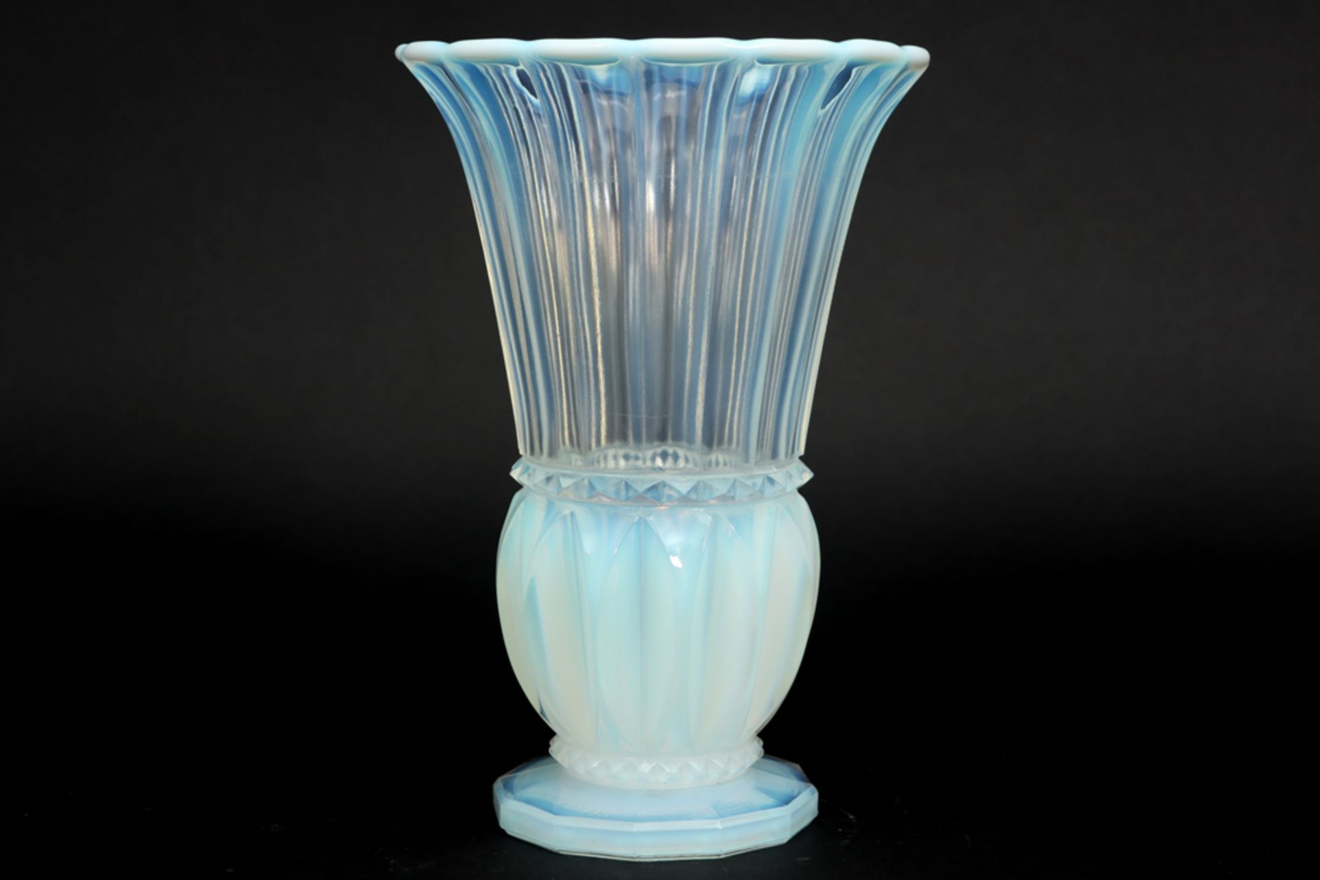 French P. d'Avesn signed Art Deco vase in opalecent crystal-glass || P. D'AVESN - FRANCE mooie