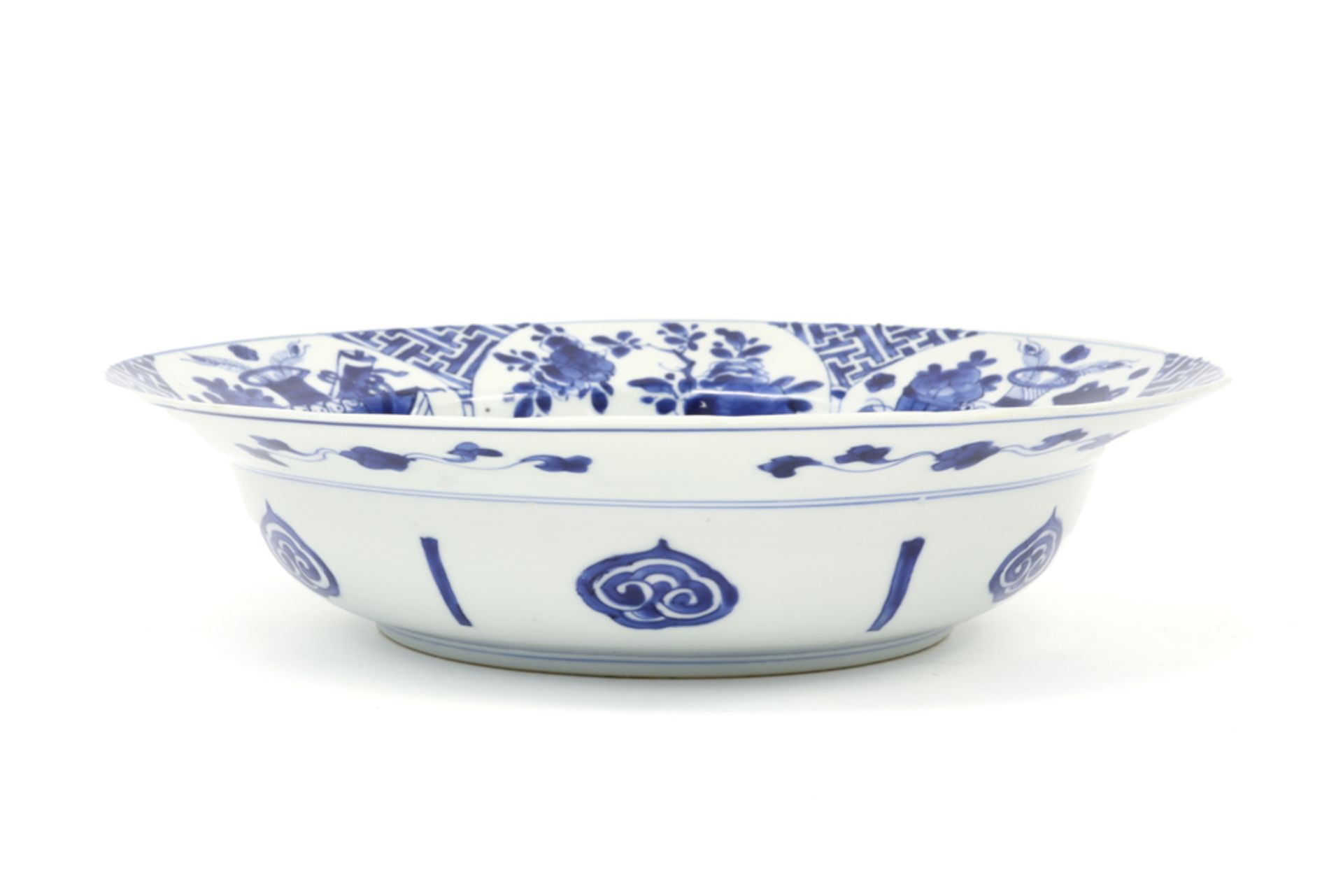 17th/18th Cent. Chinese Kang Hsi period bowl in marked porcelain with blue-white floral decor || - Image 3 of 3