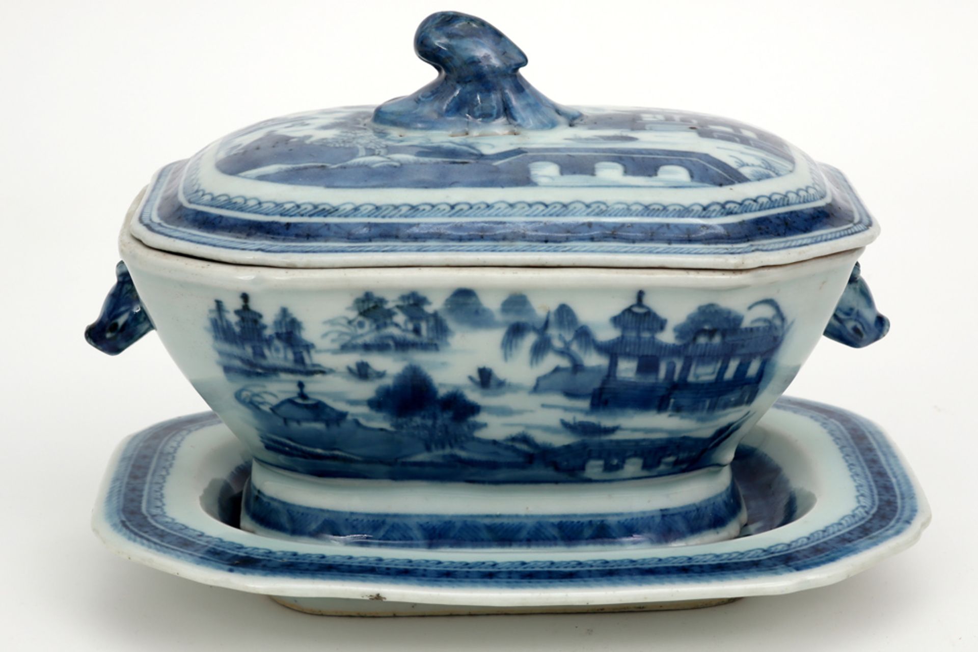 small 18th Cent. Chinese tureen with its lid and dish in porcelain with a blue-white landscape decor