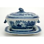 small 18th Cent. Chinese tureen with its lid and dish in porcelain with a blue-white landscape decor