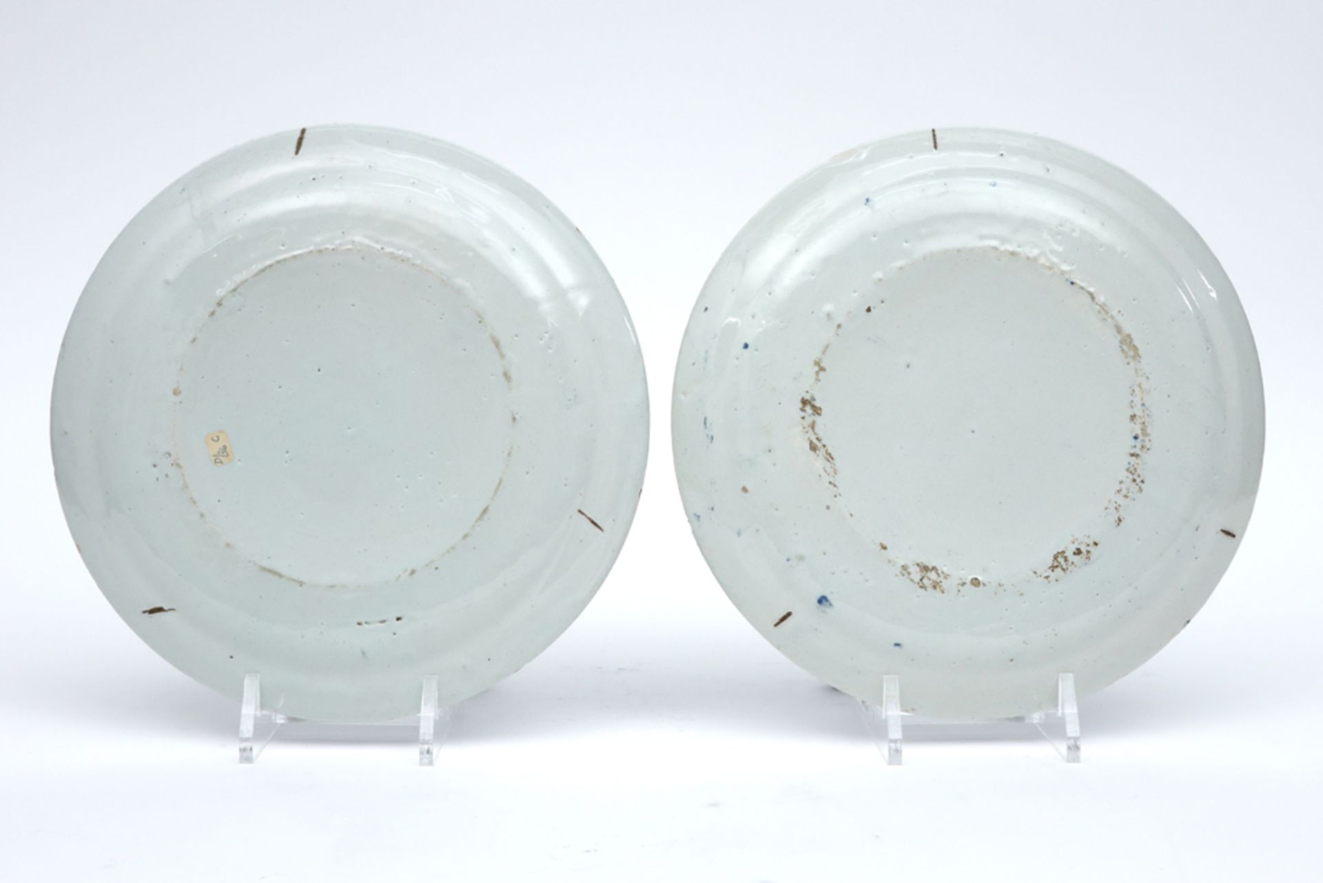 pair of 18th Cent. pancake plates in ceramic from Delft with a blue-white flowers decor || Paar - Image 2 of 2
