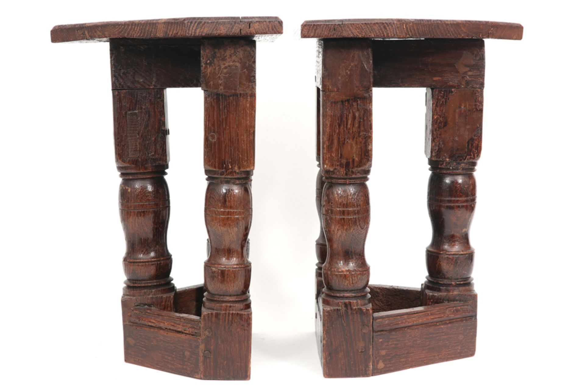 pair of oak stools || Paar krukjes in eik - hoogtes : 44 cm - Image 2 of 3
