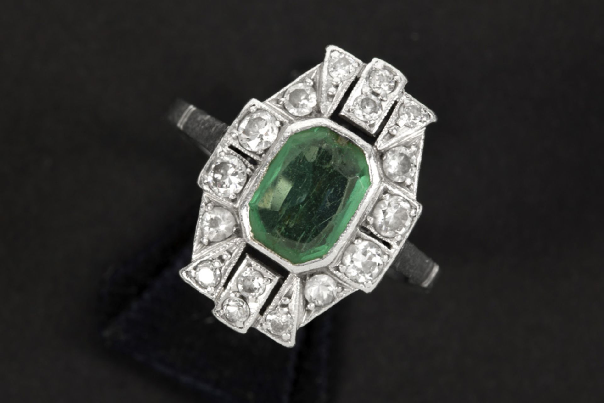 Art Deco ring presumably in palladium with a central green stone and ca 0,50 carat of old