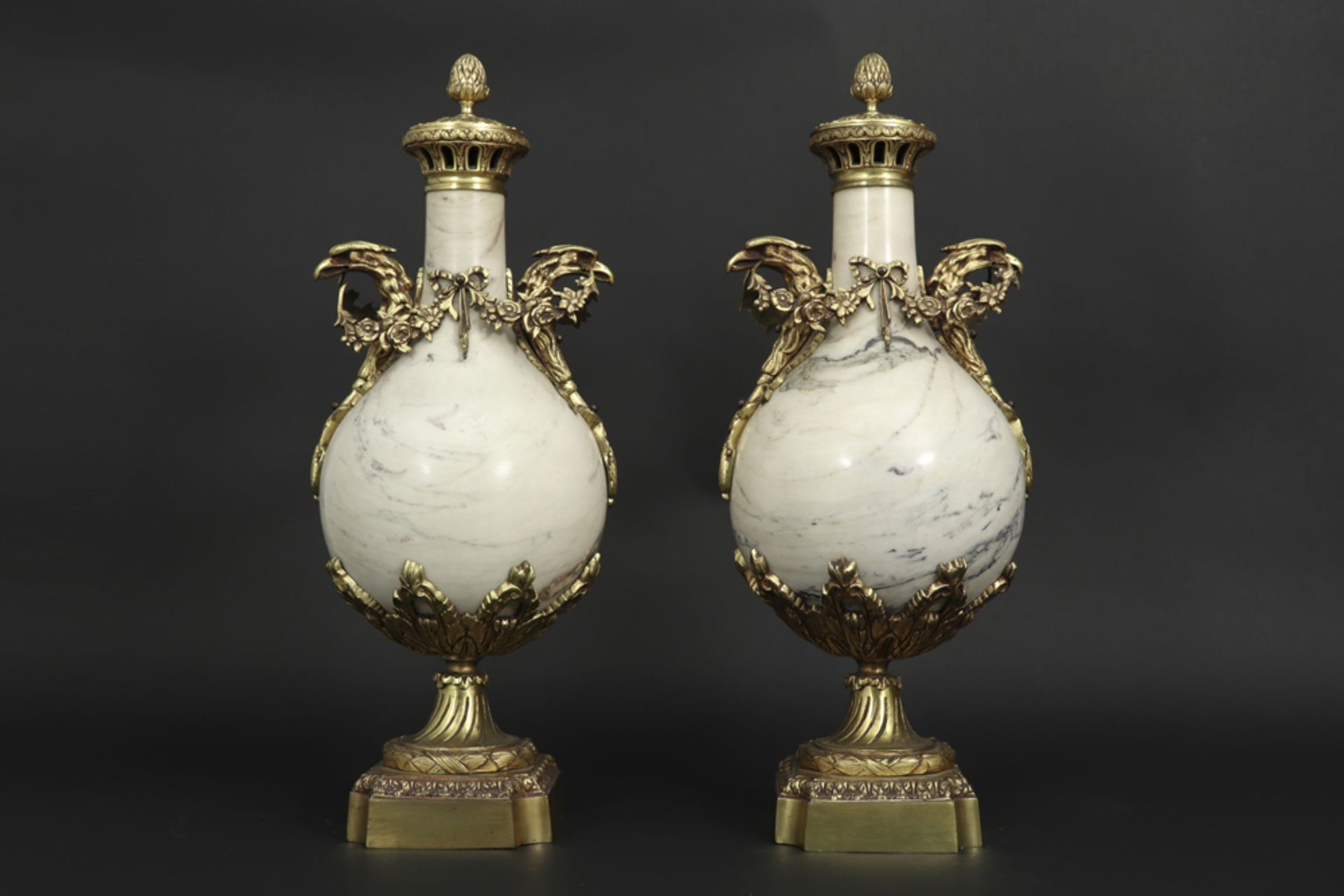 pair of 'antique' neoclassical lidded vases in porcelain and gilded bronze || Paar 'antieke' - Bild 3 aus 3