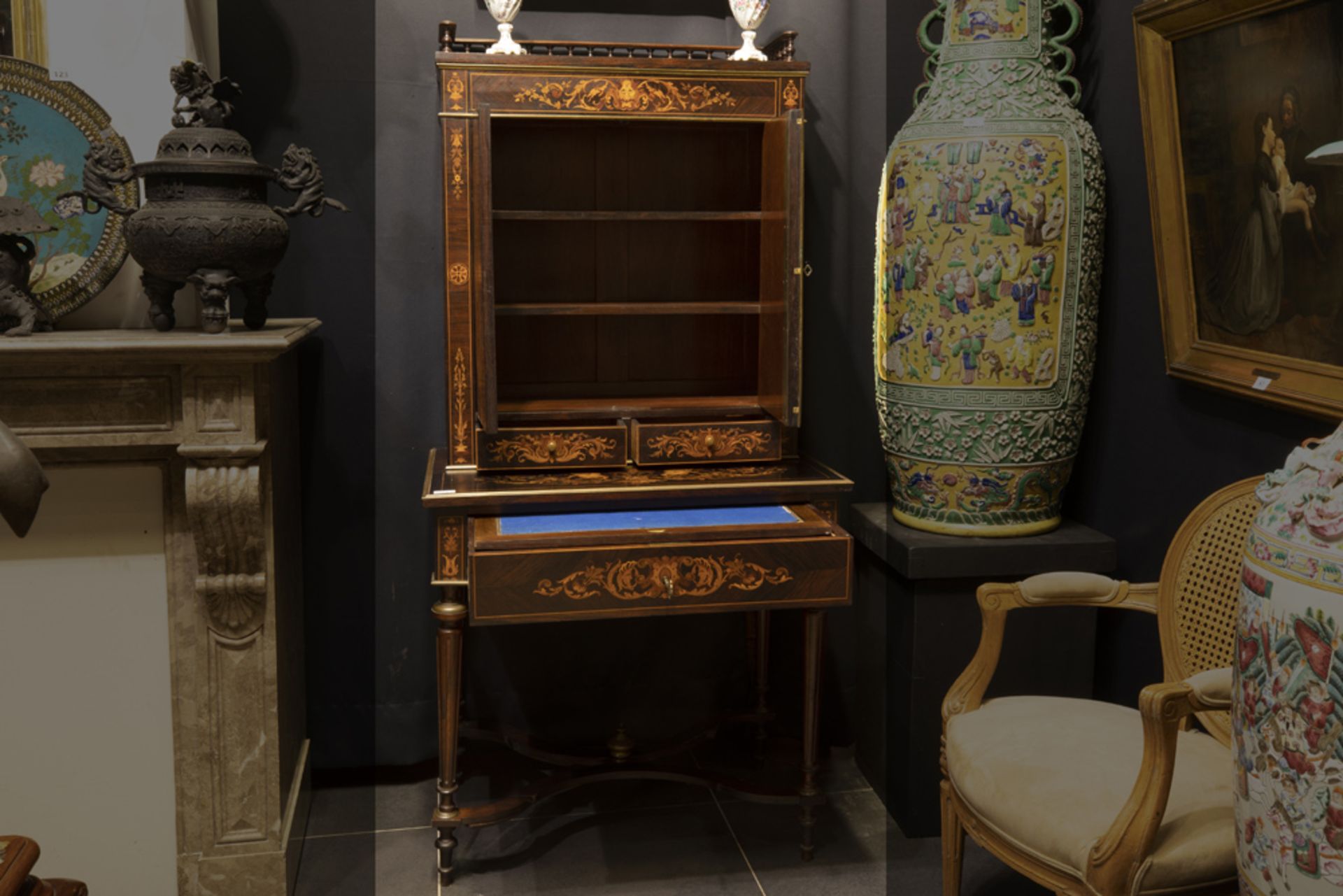 19th Cent. French neoclassical Napoleon III ladies' writing cabinet in marquetry || FRANKRIJK - ca - Image 2 of 2