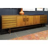 matching sixties' sideboard in teak || Bijhorend sixties' dressoir in teak met acht laden en twee