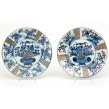 pair of 18th Cent. Chinese plates in porcelain with an Imari decor || Paar achttiende eeuwse Chinese