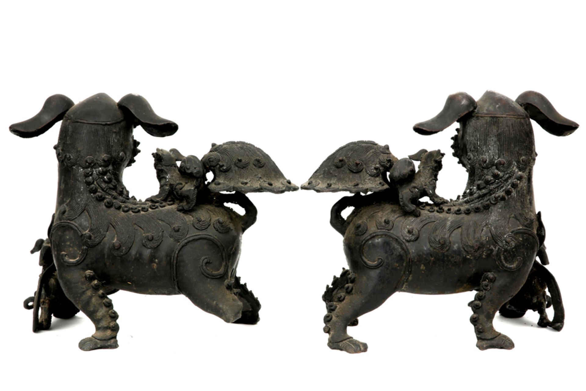 pair of antique Chinese bronze temple lions || Paar antieke Chinese tempelsculpturen in brons : " - Bild 3 aus 4