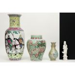 three Chinese porcelain vases and a "Quan Yin" figure || Lot (4) Chinees porselein met twee vazen,