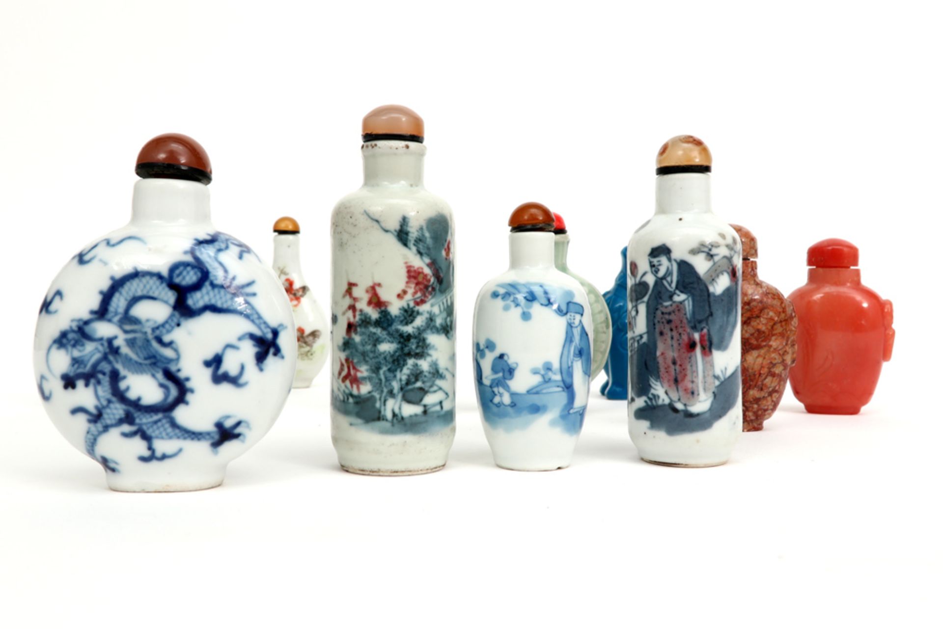 eleven antique and old opium flasks, nine in porcelain, two in stone || Lot van elf antieke en - Bild 3 aus 4