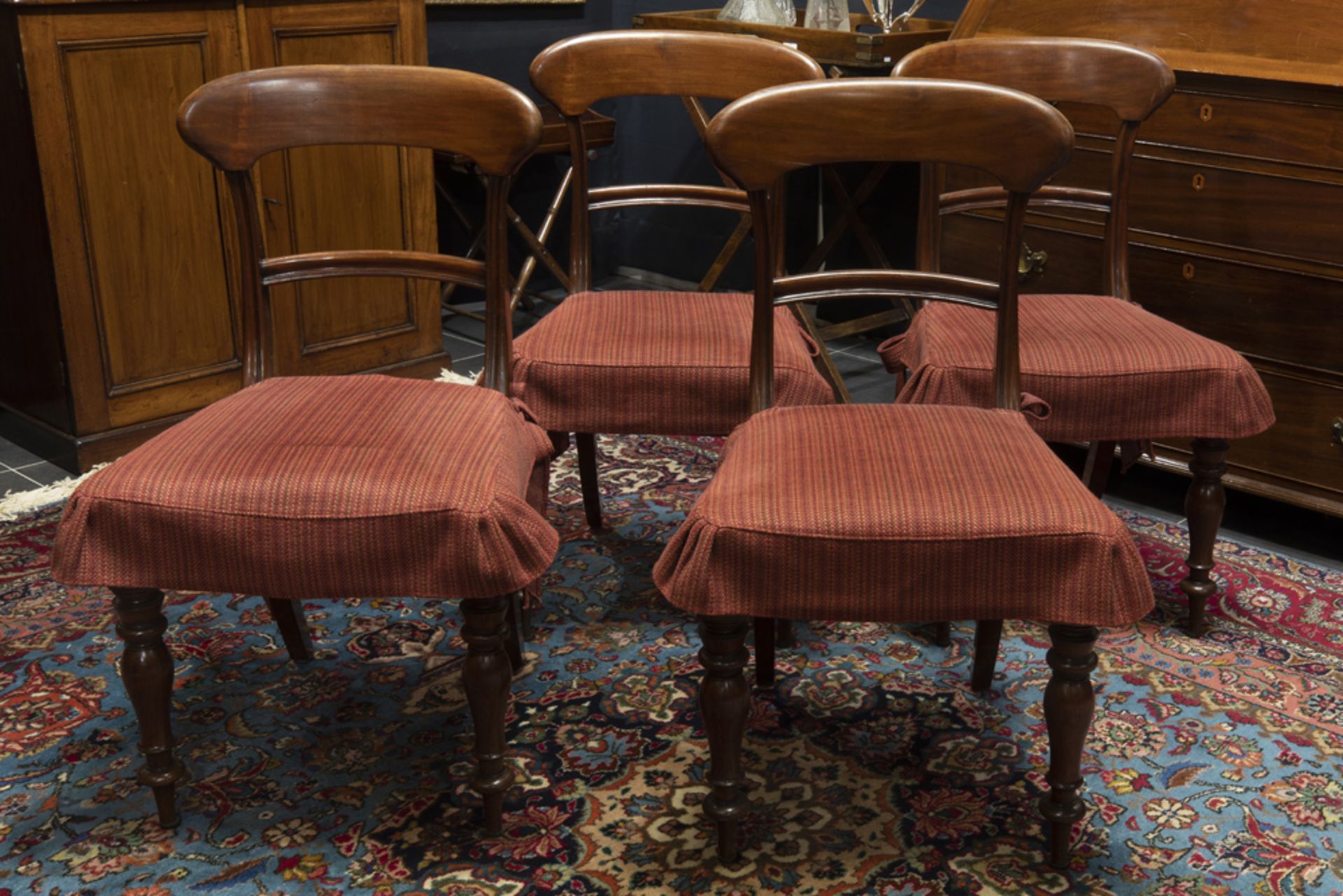 set of four 19th Cent. English chairs in mahogany || Set van vier negentiende eeuwse Engelse stoelen