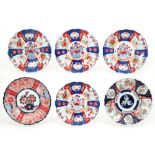 set of four plates and two dishes in 19th Cent. Japanese porcelain with an Imari decor || Lot (6)