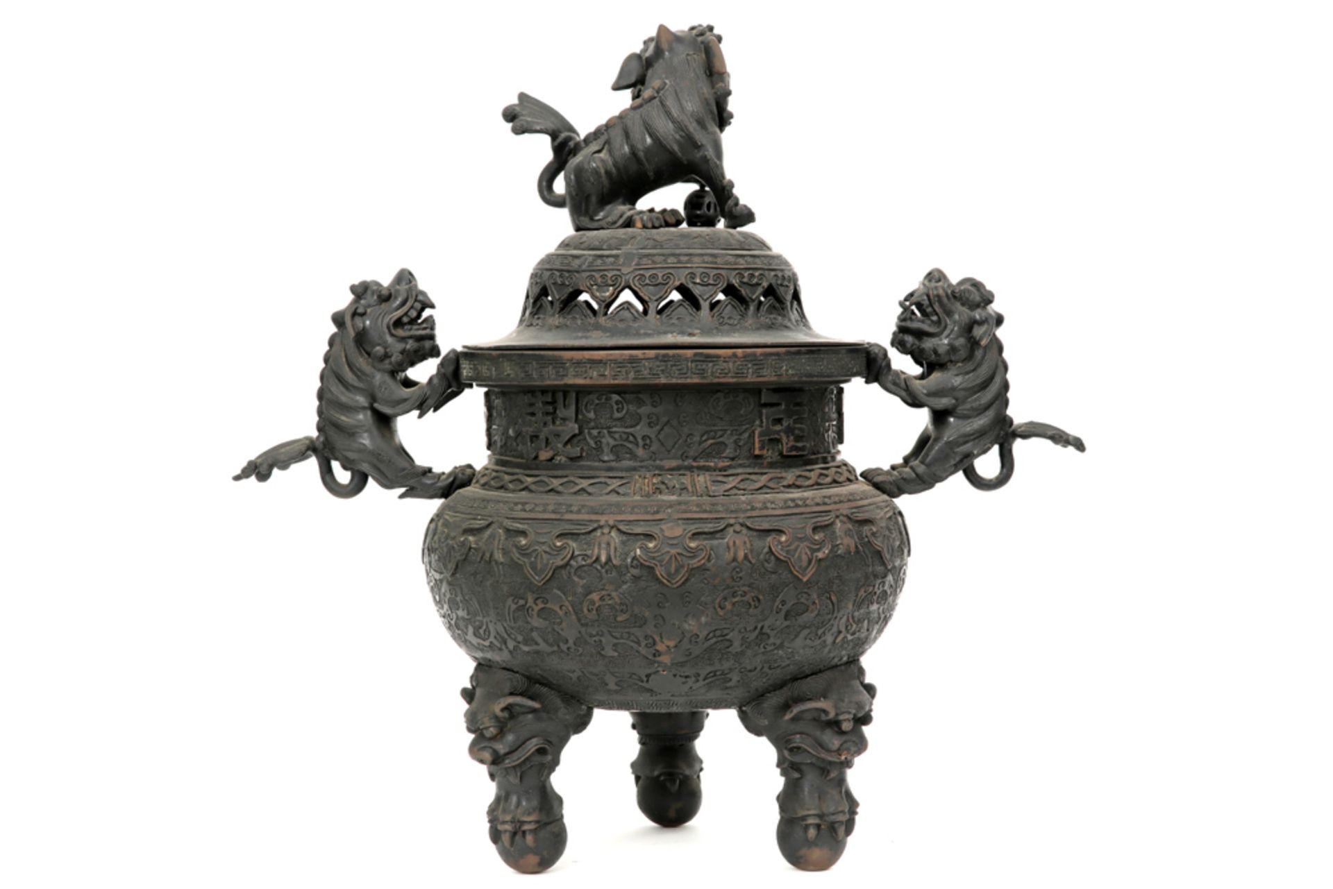 antique Chinese bronze incense burner with its lid with a temple lion || Antieke Chinese brûle- - Image 3 of 6