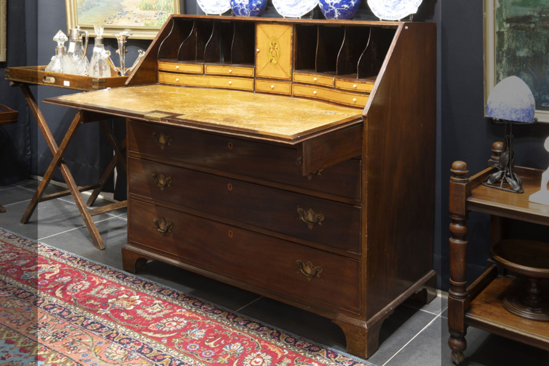 late 18th Cent. English Georgian bureau in mahogany with a nice interior partially in marquetry || - Bild 3 aus 4