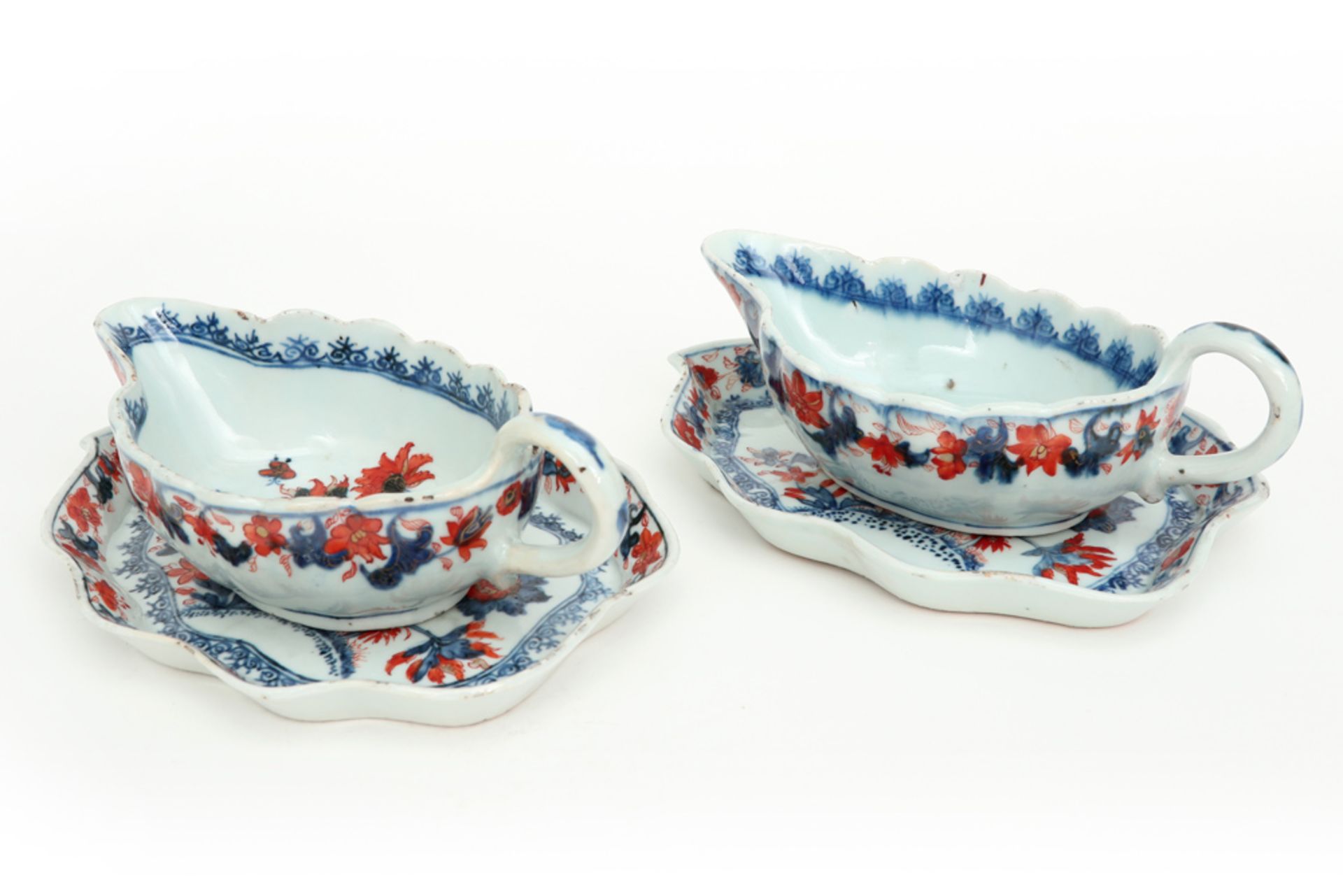 pair of 18th Cent. Chinese sauce boats with their saucers in porcelain with an Imari decor || Paar