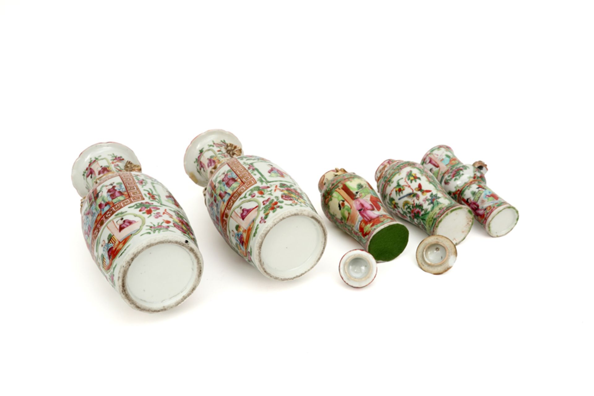 five pieces of antique Chinese porcelain with Cantonese decor amongst which a pair of vases || - Image 4 of 4
