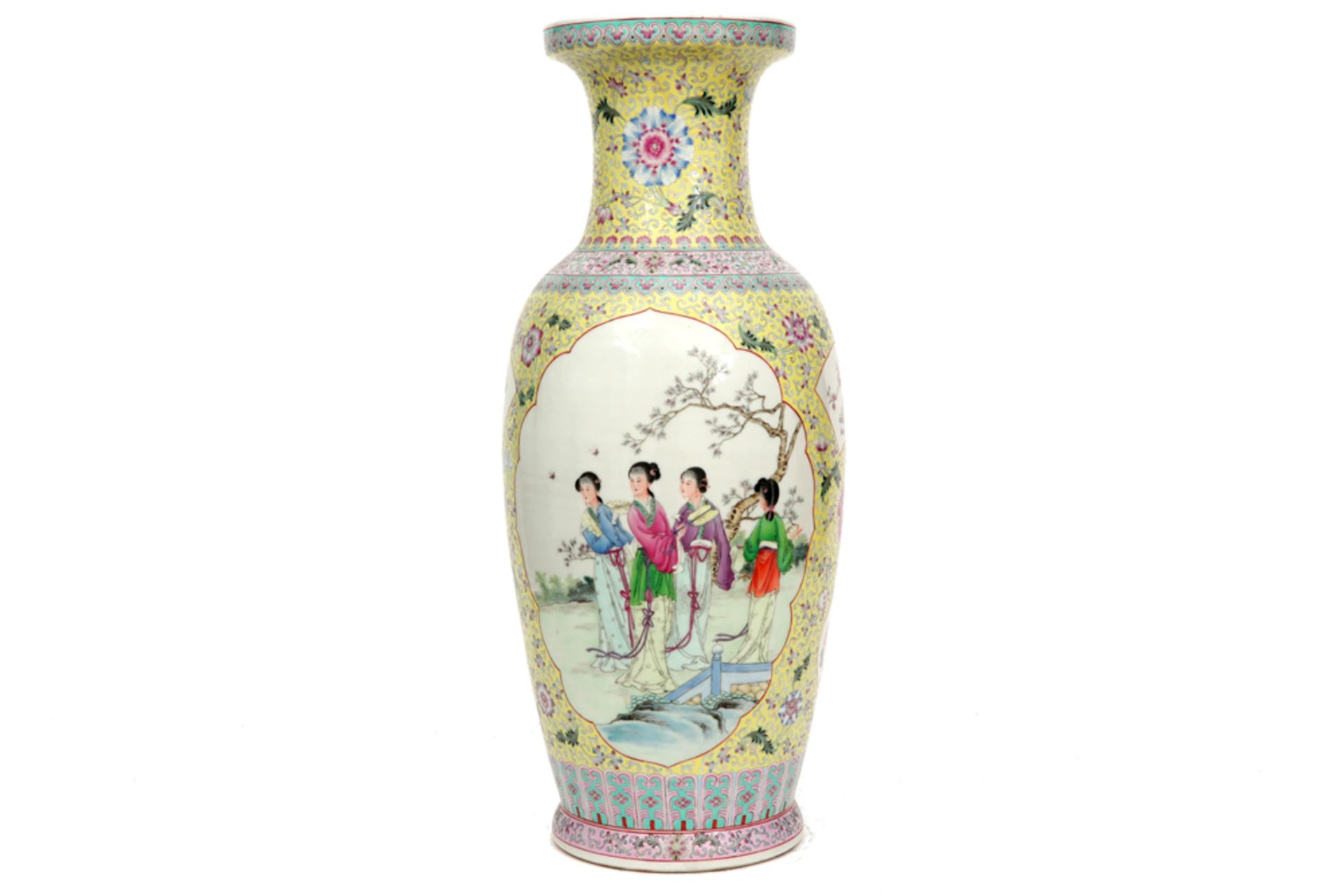 Chinese vase in marked porcelain with a polychrome decor with ladies in a garden || Chinese vaas - Image 3 of 7