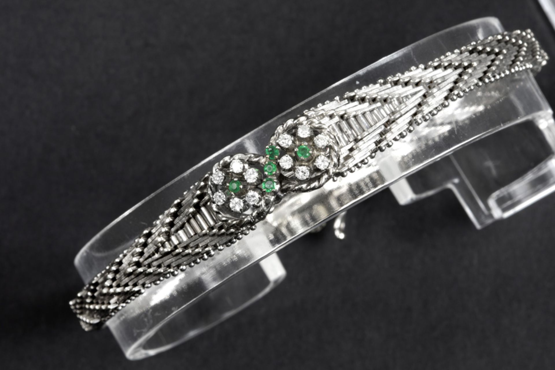 seventies' vintage bracelet in white gold (18 carat) with ca 0,20 carat of emeralds and ca 0,40