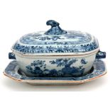 small 18th Cent. Chinese tureen with its lid and dish in porcelain with a blue-white garden decor ||