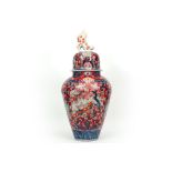 19th Cent. Japanese Meiji period lidded vase in porcelain with an Imari decor || Negentiende
