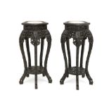 pair of antique Chines pedestals in richly sculpted rose-wood and with marble inlaid top || Paar