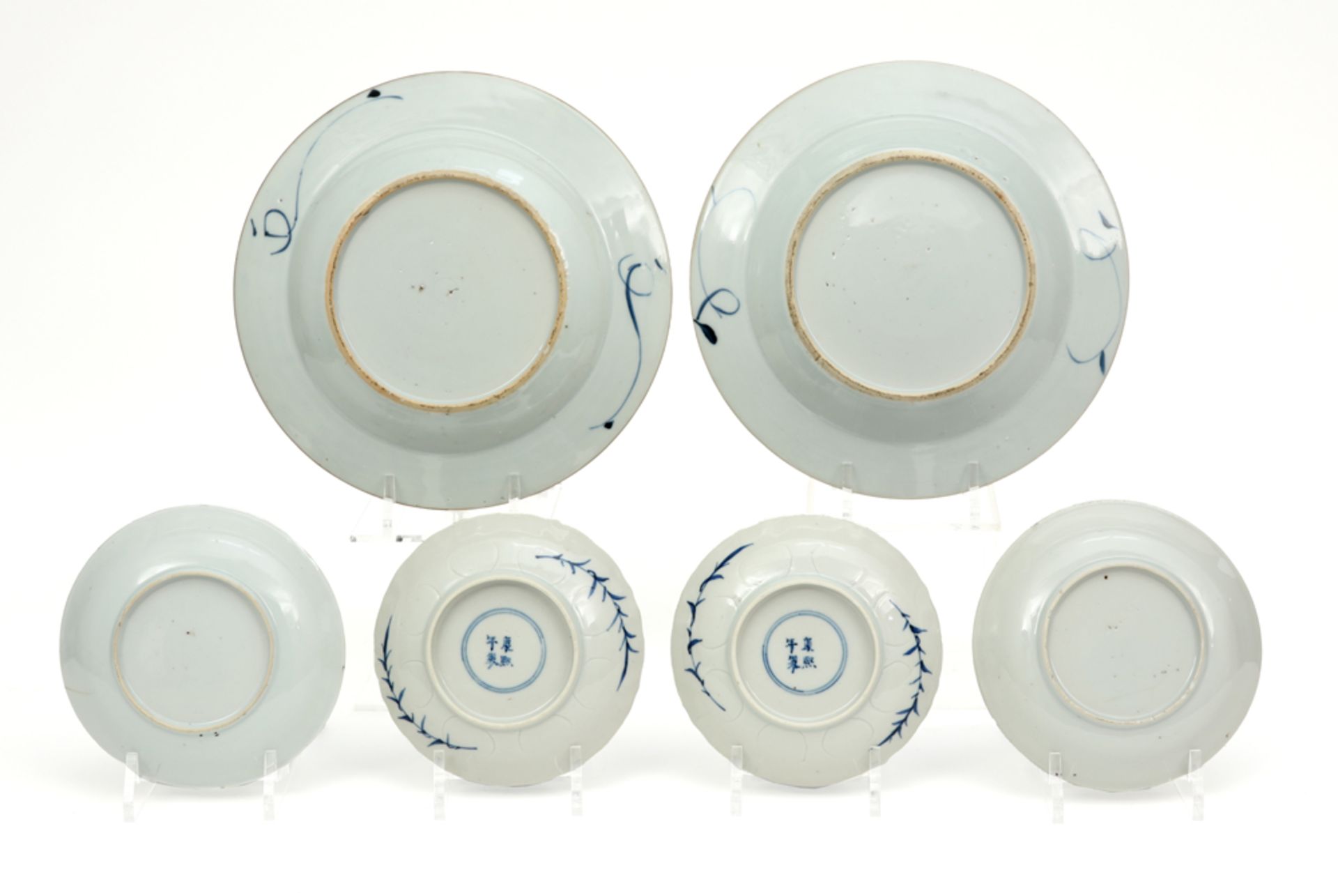 three pairs of antique Chinese plates in porcelain with blue-white decor (one pair is marked) || Lot - Image 2 of 2