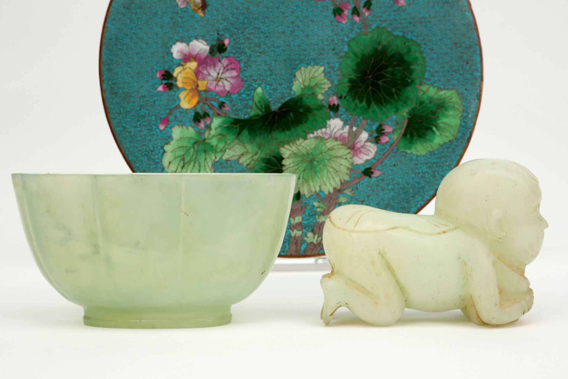 two Chinese jade pieces (bowl and baby figure) and a round cloisonné plate || Lot (3) met een kom en - Image 3 of 4