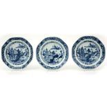 set of three octogonal 18th Cent. Chinese plates in porcelain with a blue-white decor || Reeks van
