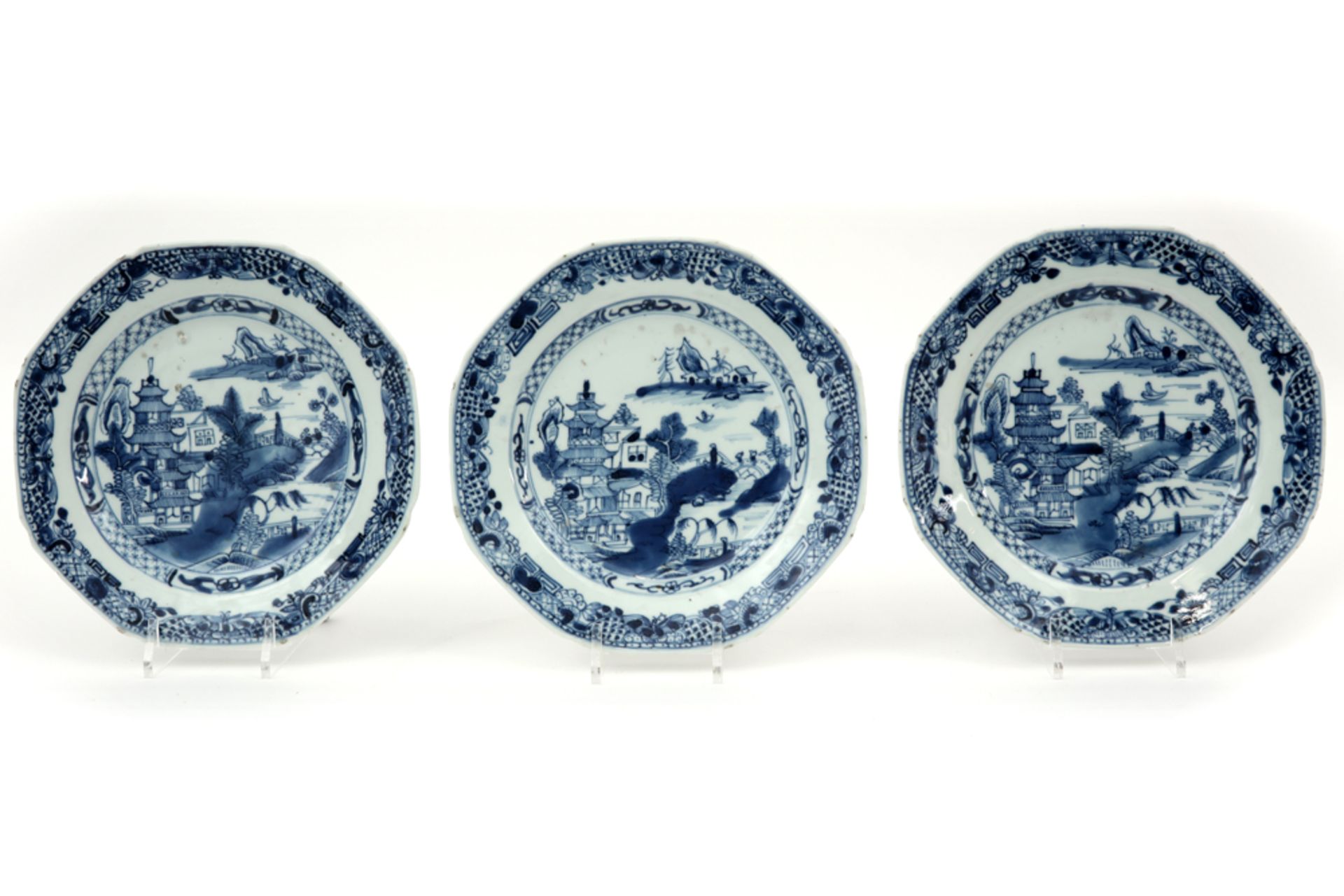 set of three octogonal 18th Cent. Chinese plates in porcelain with a blue-white decor || Reeks van