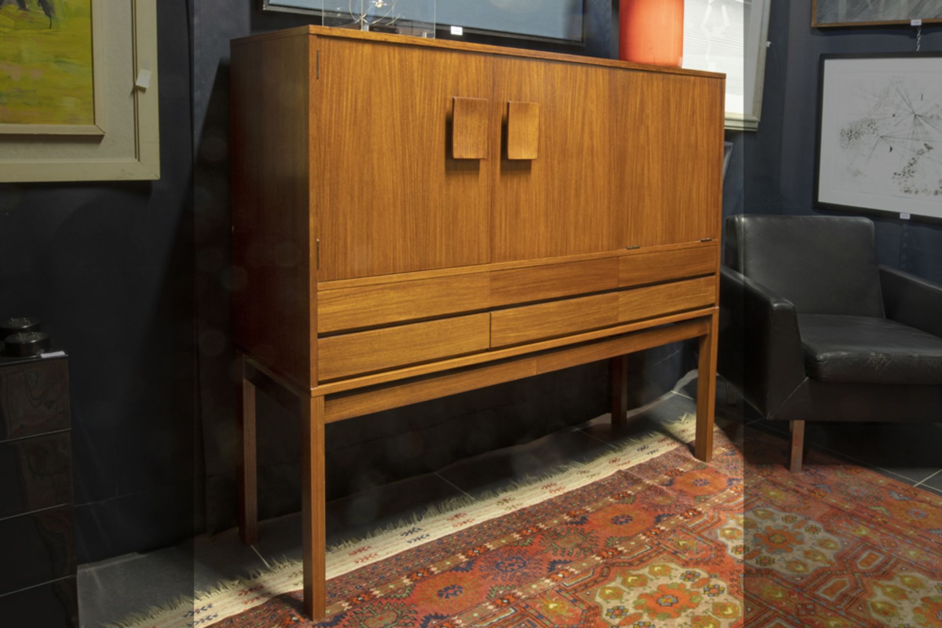 sixties' licquor cabinet in teak || Sixties' barmeubel in teak met zes laden, een valdeur en twee