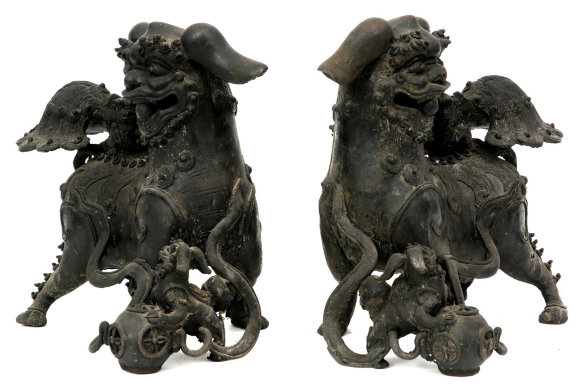 pair of antique Chinese bronze temple lions || Paar antieke Chinese tempelsculpturen in brons : " - Bild 2 aus 4