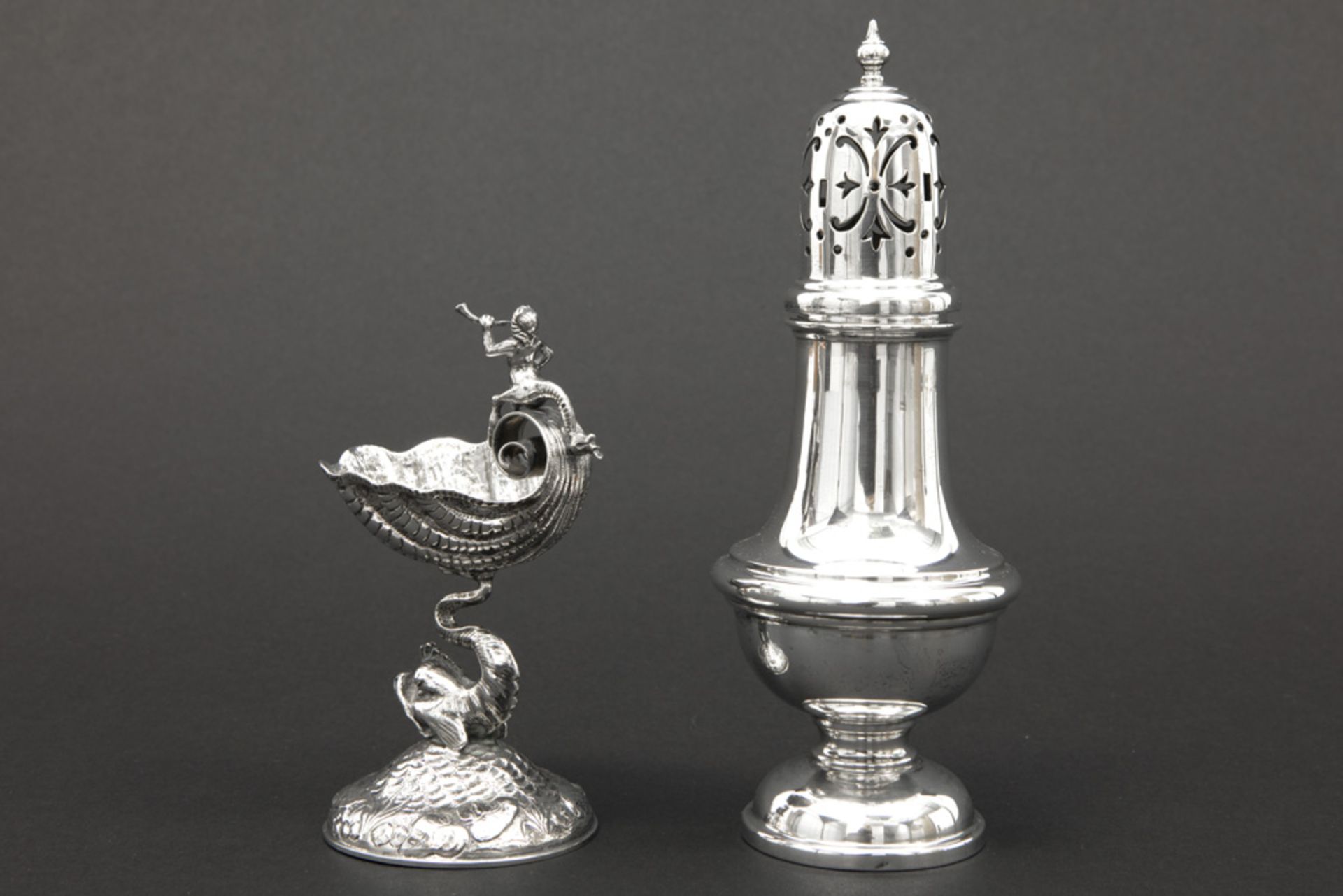 salt cellar and caster in marked and signed silver || Lot (2) massief zilver met een zoutvaatje en - Image 2 of 3