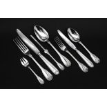set of 96 pieces of cutlery in marked silver - in six cases || 96-delig bestek met schelpmotief in