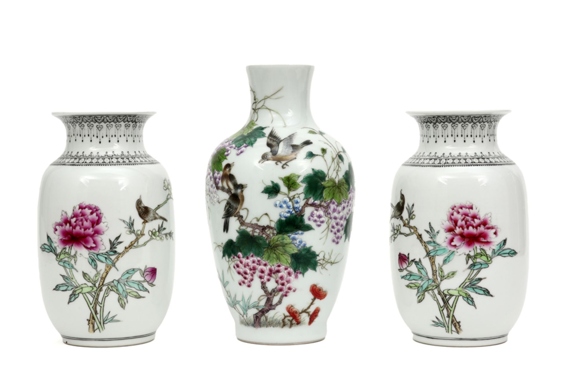 three marked Chinese Republic period porcelain vases with polychrome decor || Lot (3) gemerkt
