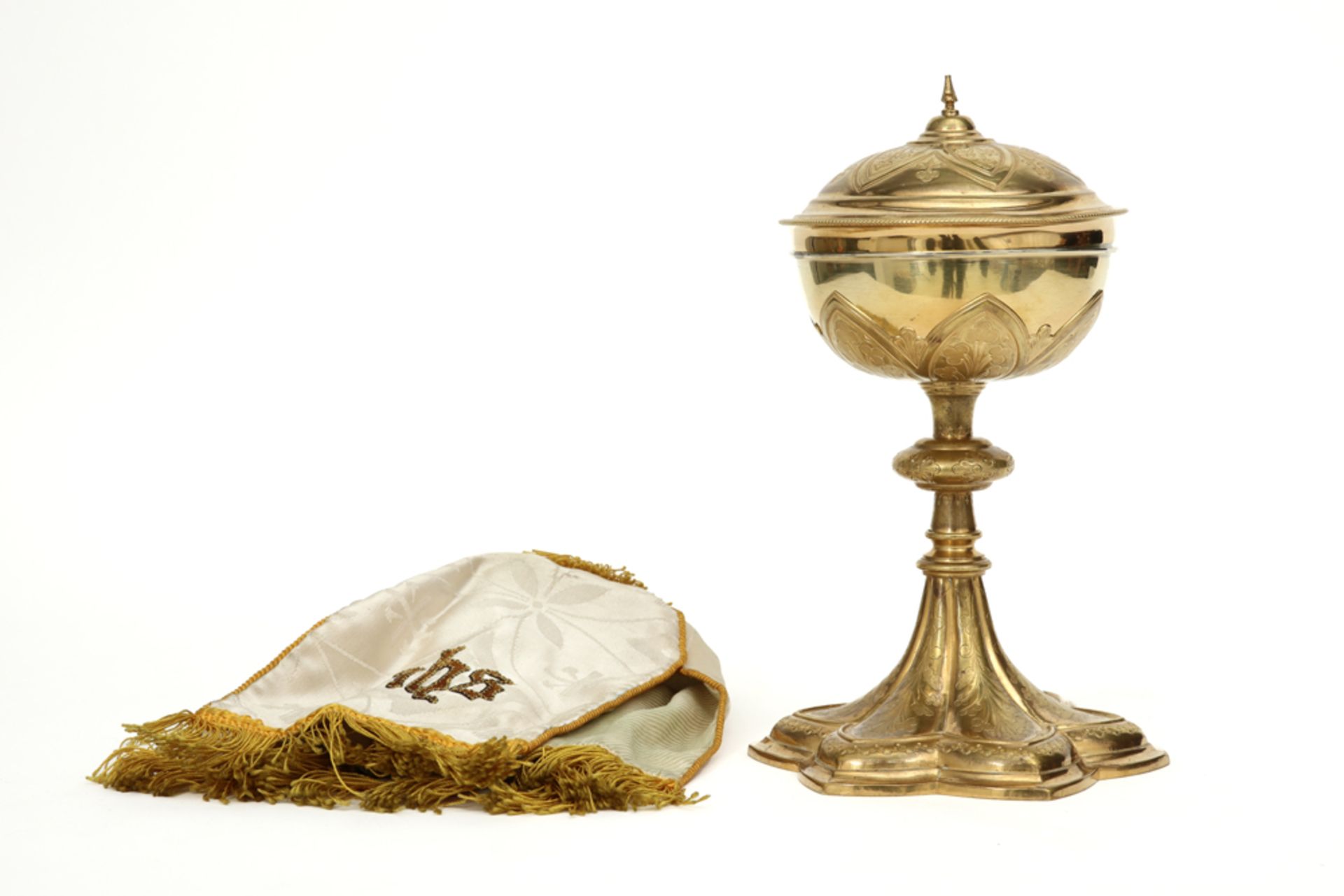 French chalice in marked gilded silver - with its cloth || Franse kelk in massief zilver (deels in