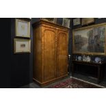 19th Cent. English wardrobe in mahogany with typical interior || Negentiende eeuwse Engelse