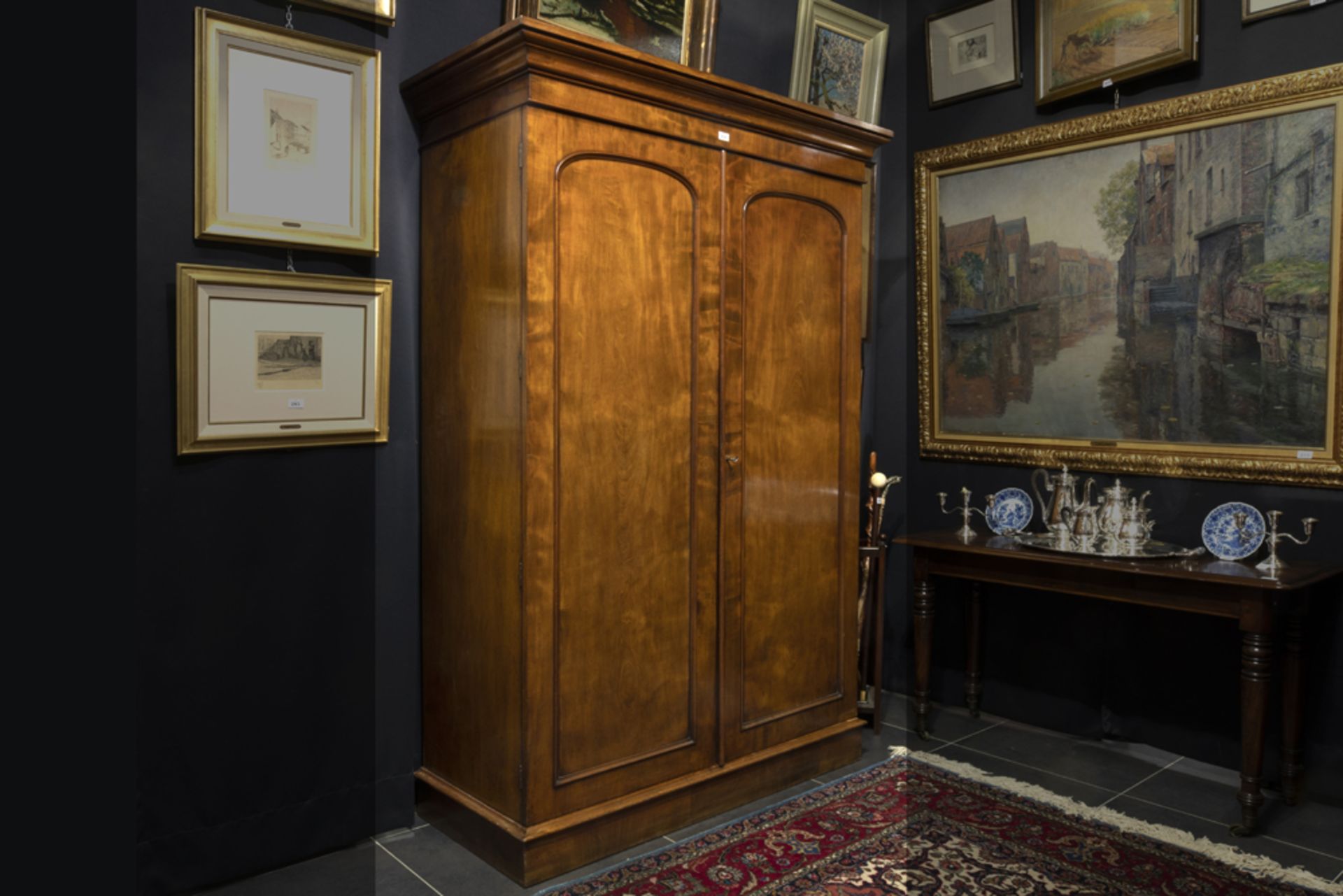 19th Cent. English wardrobe in mahogany with typical interior || Negentiende eeuwse Engelse