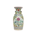 antique Chinese vase in porcelain with a polychrome flower decor || Antieke Chinese vaas in