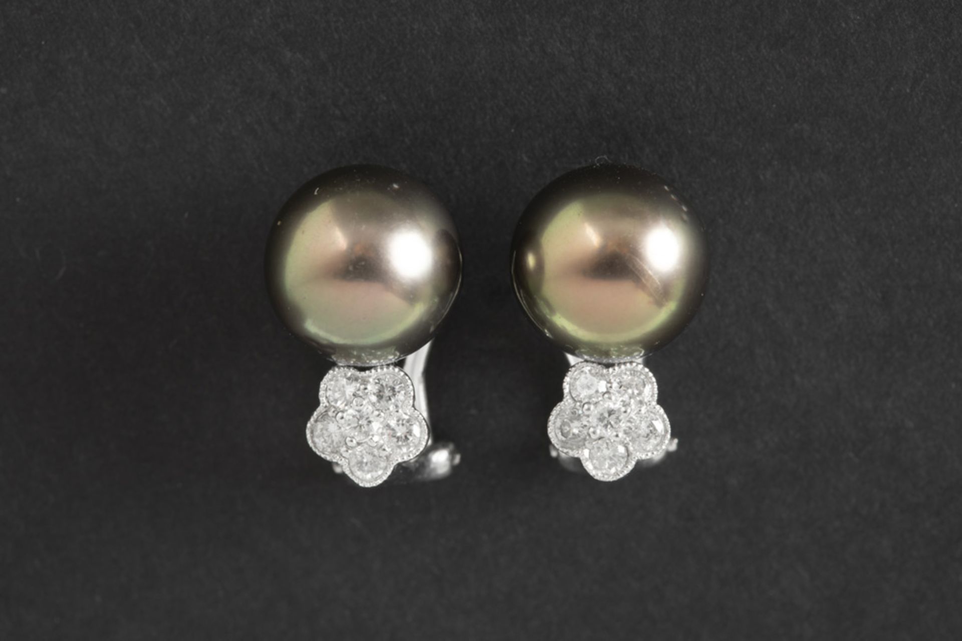 pair of earrings in white gold (18 carat) each with a grey pearl and brilliant - in total : 0,32