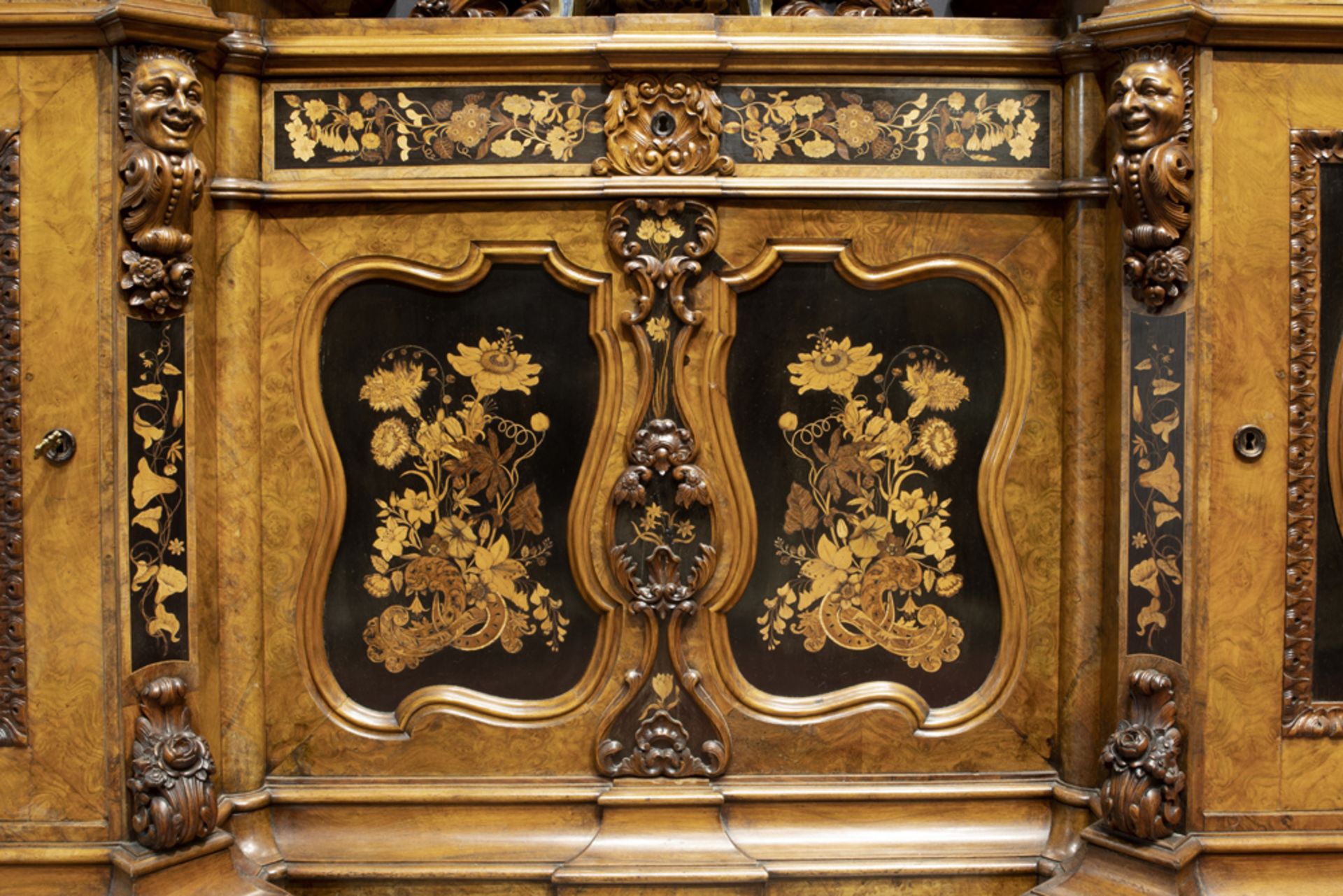 beautiful mid 19th Cent. Belgian dresser from Malines in walnut, burr of walnut and marquetry with - Image 4 of 10