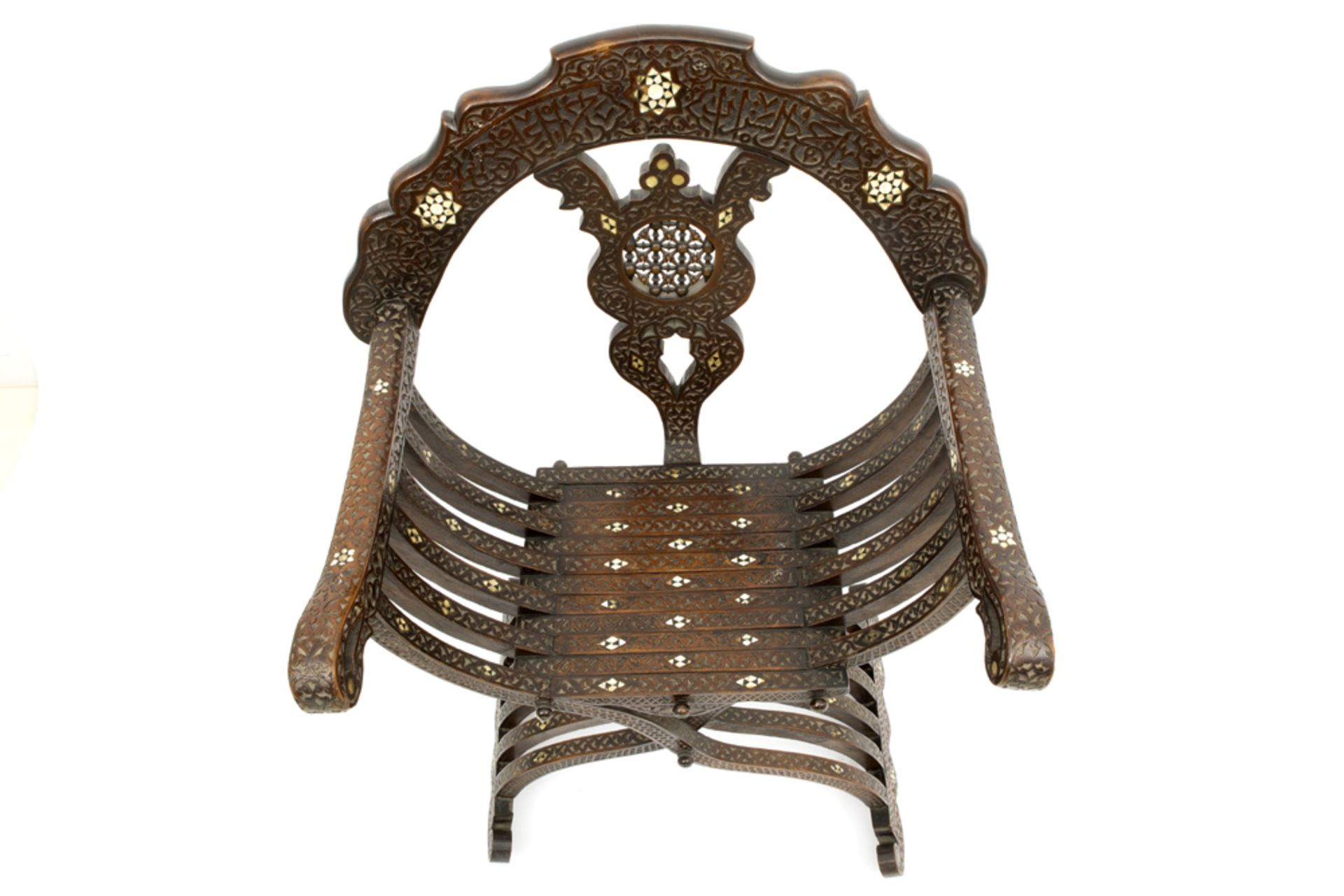 antique Syrian armchair in finely sculpted wood inlaid with mother of pearl || Antieke Syrische - Image 5 of 5
