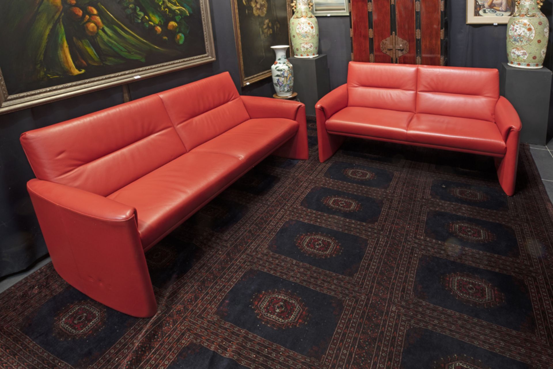 pair of red leather design two seats sofas - marked with an ID number || Paar design tweezitsofa's